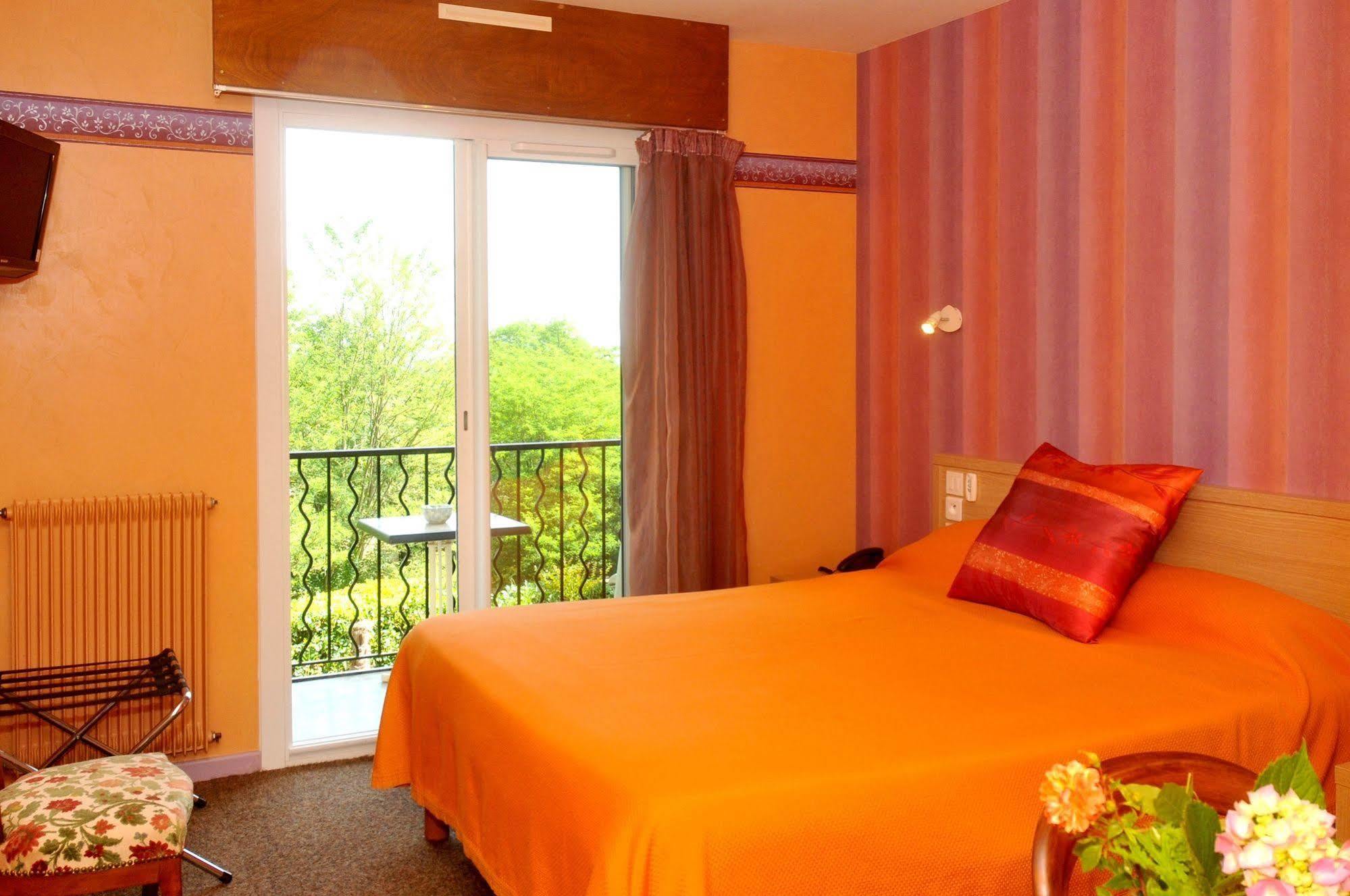 Aux Tauzins Hotell Montfort-en-Chalosse Exteriör bild