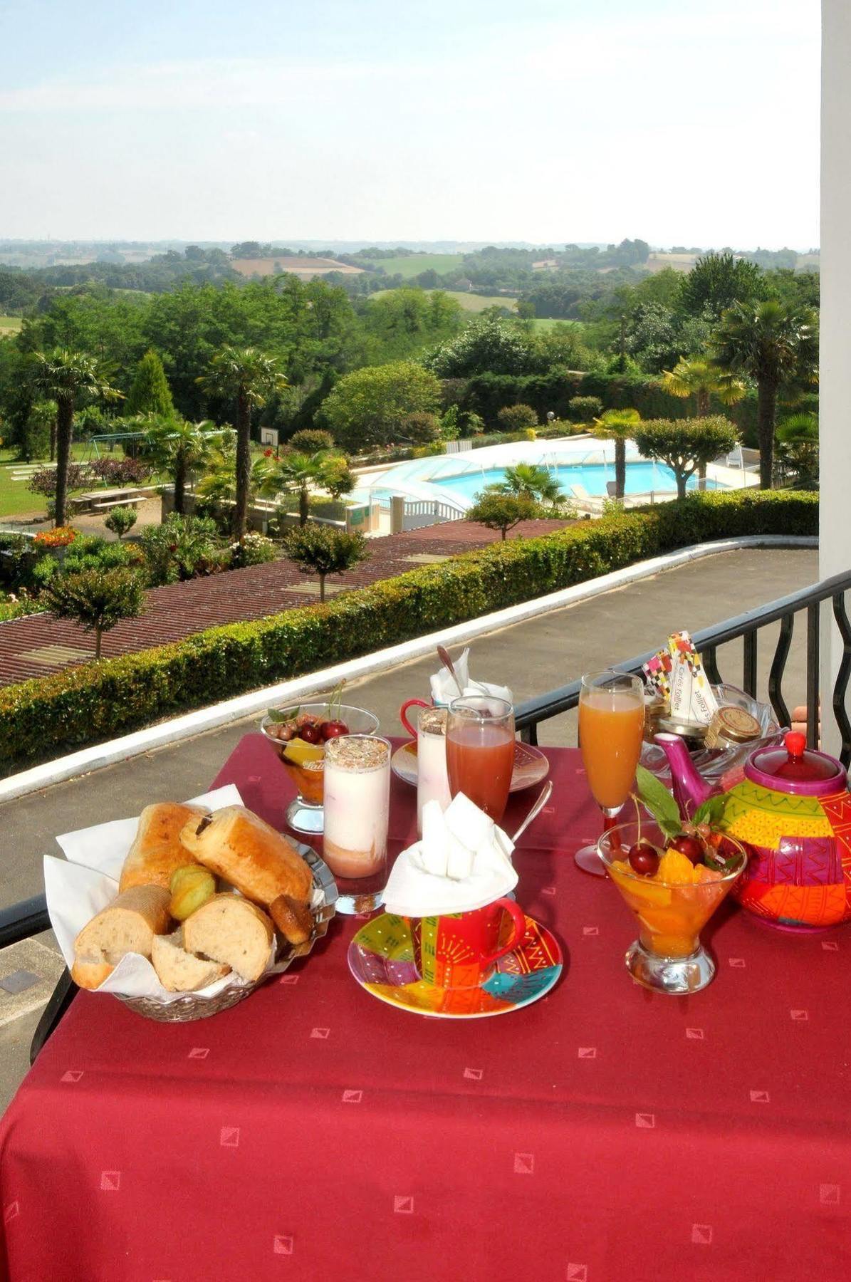 Aux Tauzins Hotell Montfort-en-Chalosse Exteriör bild